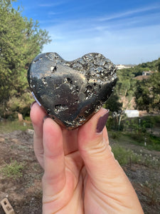 Pyrite Heart w Druzy Pockets