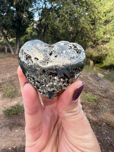 Pyrite Heart w Druzy Pockets