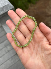 Load image into Gallery viewer, Peridot irregular chips Bracelet 4mm