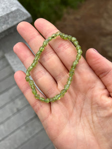 Peridot irregular chips Bracelet 4mm